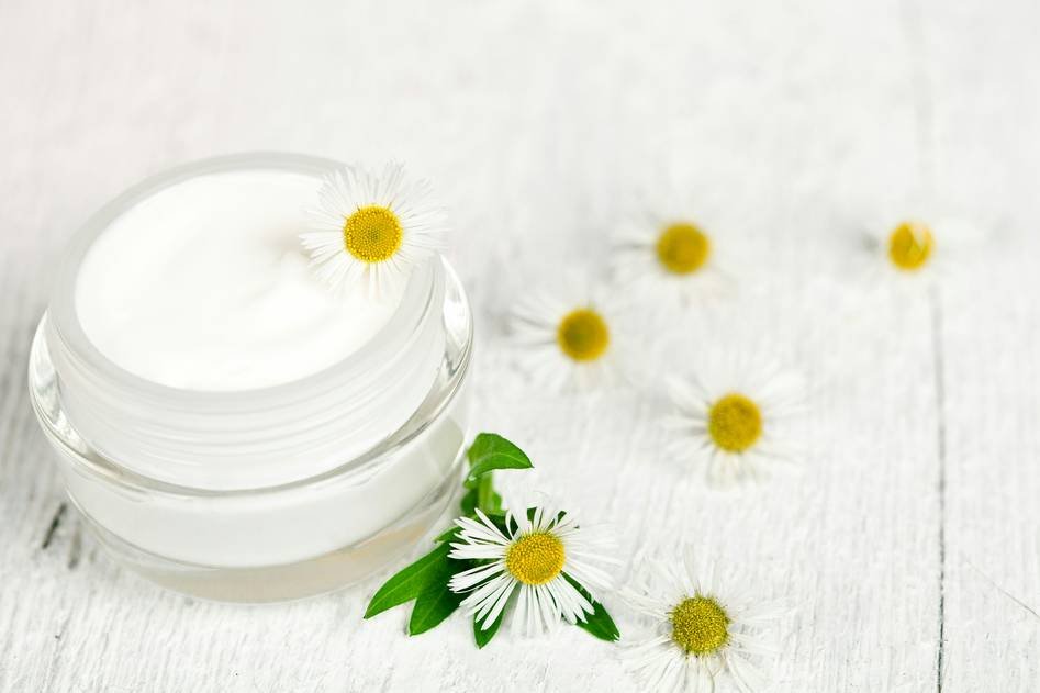 Sensitive skin makeup products with natural ingredients