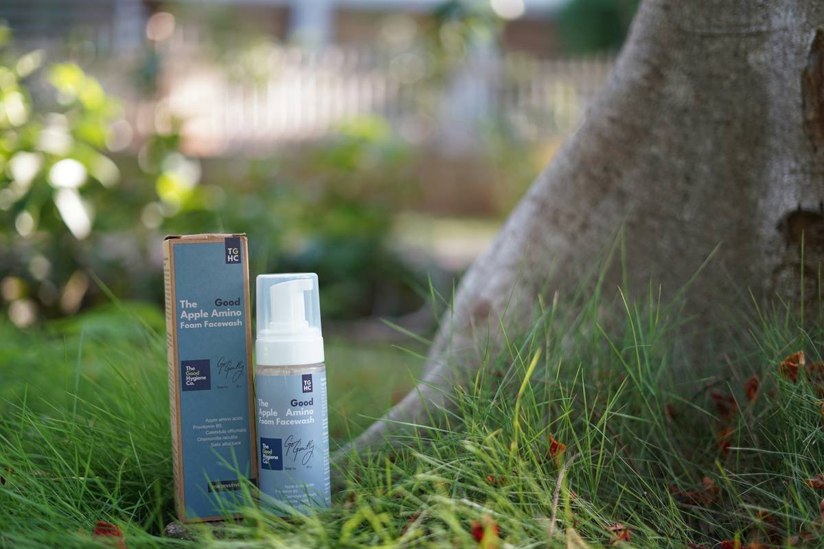 Infographic showing common triggers for sensitive skin reactions