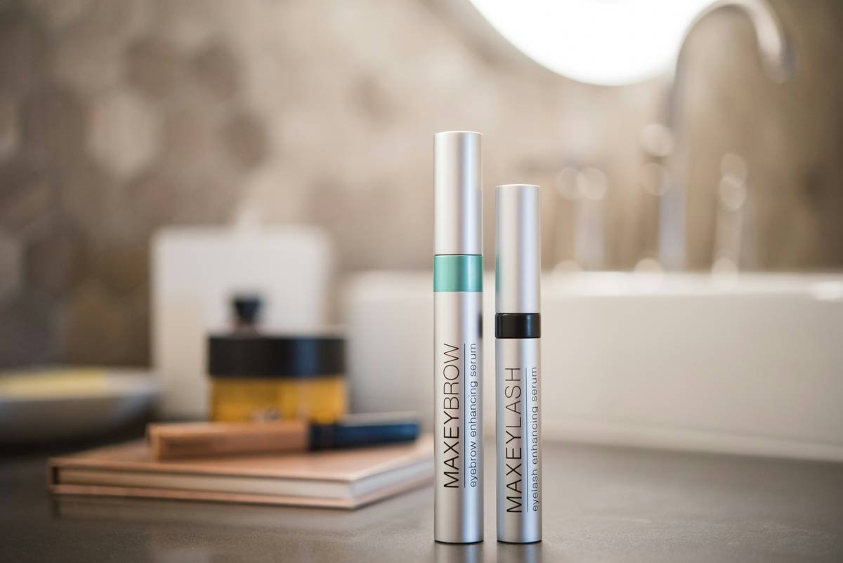 Chart showing top 5 irritants in makeup for sensitive skin: fragrance, alcohol denat, parabens, synthetic dyes, sulfates