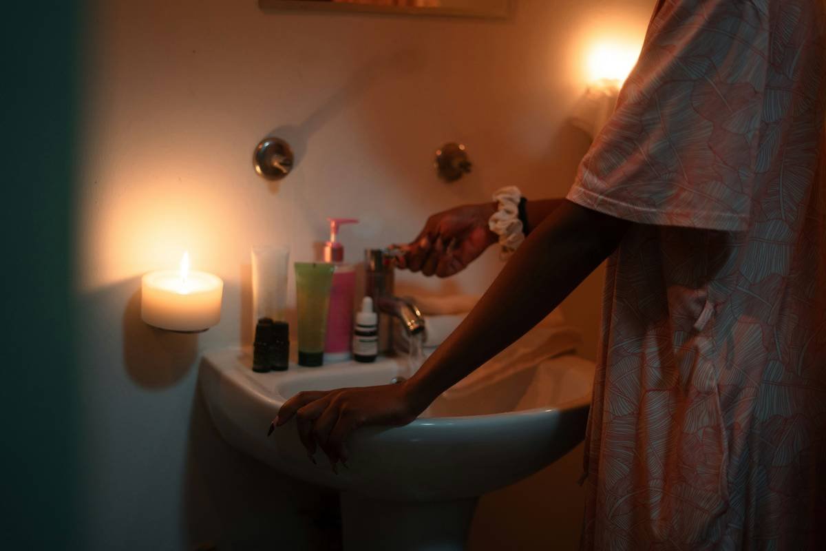 How to Master Sensitive Skin Makeup Without the Redness, Breakouts, or Regret