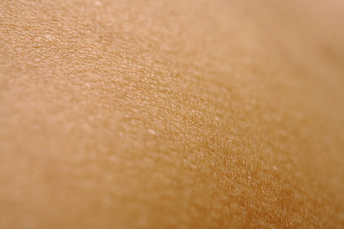 Infographic showing common irritants in foundation vs. soothing ingredients in calming foundation for sensitive skin