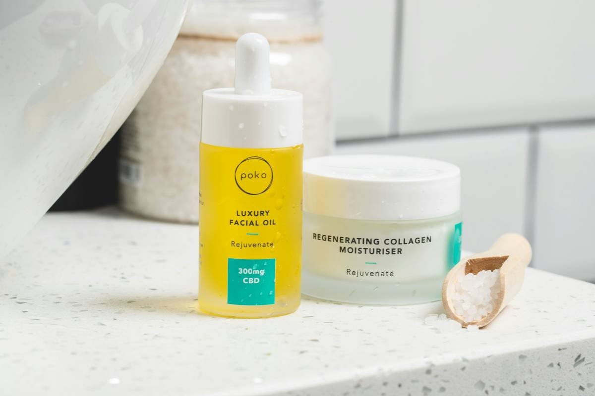 Infographic showing top 10 cosmetic allergens for sensitive skin: fragrance, preservatives (methylisothiazolinone), nickel, lanolin, coconut oil derivatives, essential oils, botanical extracts, colorants (FD&C Red 40), formaldehyde releasers, propylene glycol