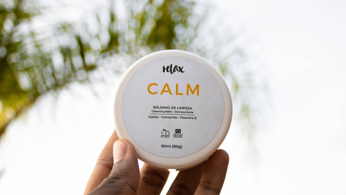 Infographic showing top 5 makeup ingredients that trigger redness in sensitive skin: fragrance, alcohol denat., essential oils, sulfates, and synthetic dyes.