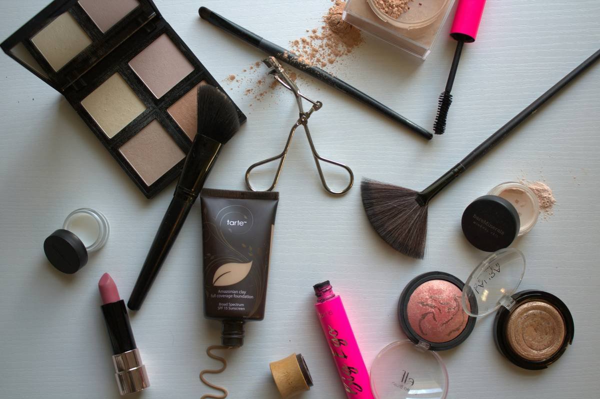 Bar chart showing common allergens in makeup: fragrance (72%), preservatives (45%), botanical extracts (38%), dyes (22%)