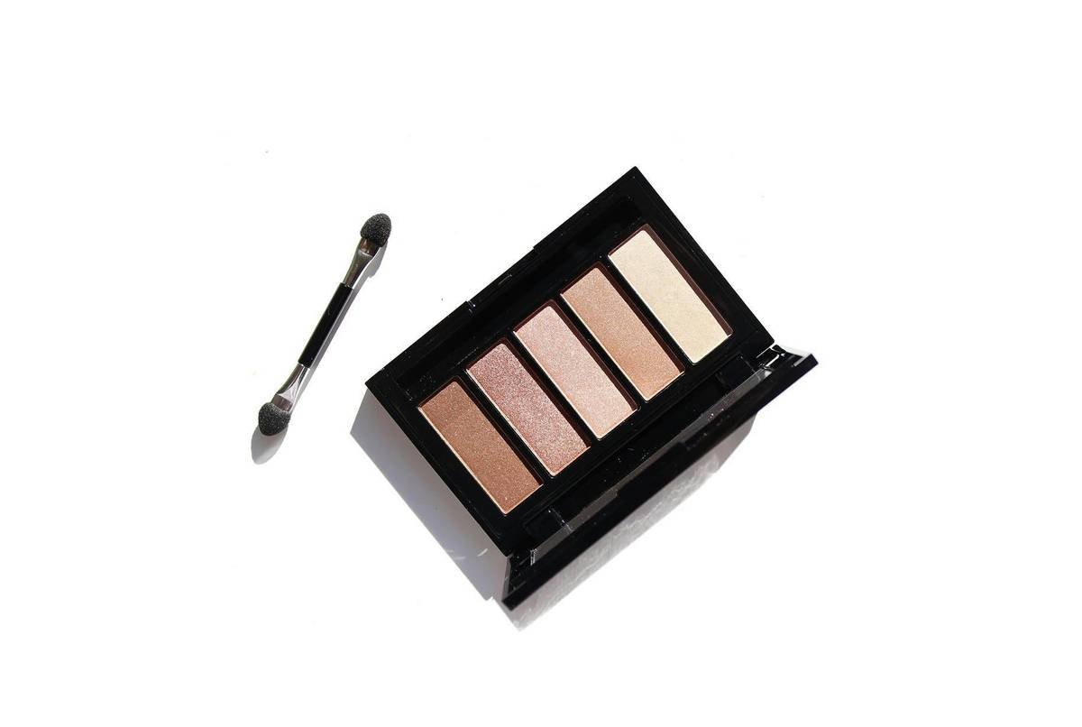 Chart showing top 5 eyeshadow irritants: fragrance (73%), synthetic dyes (68%), parabens (52%), unrefined mica (44%), and alcohol denat (39%) based on 2023 AAD survey