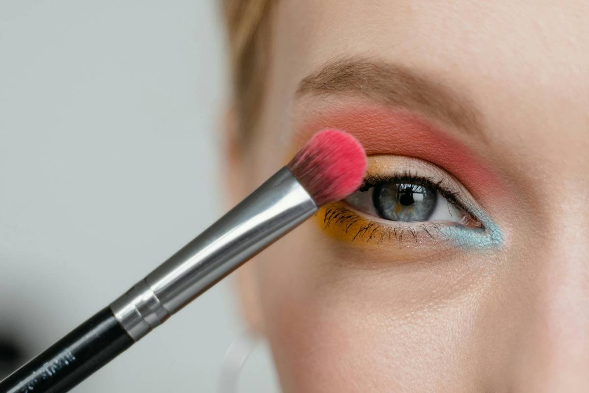 Diagram showing cross-section of eye skin vs. cheek skin, highlighting thinner epidermis and dense capillary network around eyes
