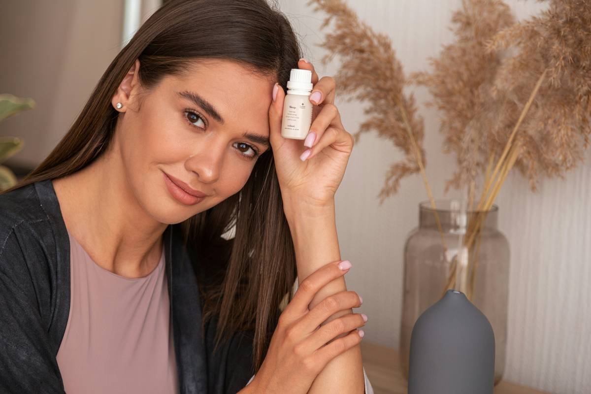 Infographic showing safe vs unsafe ingredients in sensitive skin primer