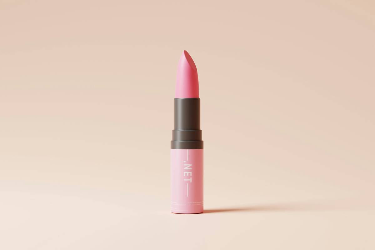 Infographic showing safe vs unsafe lip makeup ingredients for sensitive skin: green checkmarks next to squalane, shea butter, iron oxides; red Xs next to menthol, lanolin, synthetic fragrances