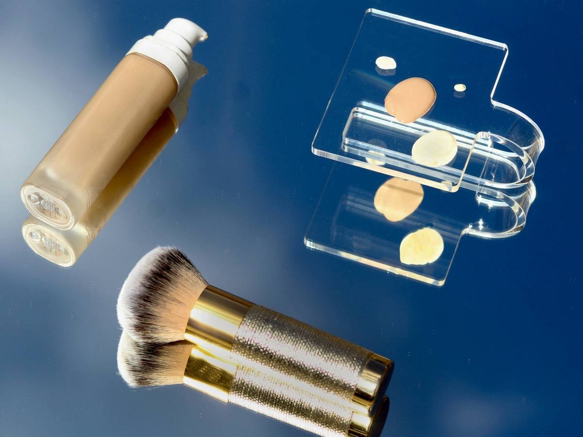 Infographic showing top 5 hidden allergens in makeup: fragrance, MI preservative, essential oils, lanolin, and propylene glycol
