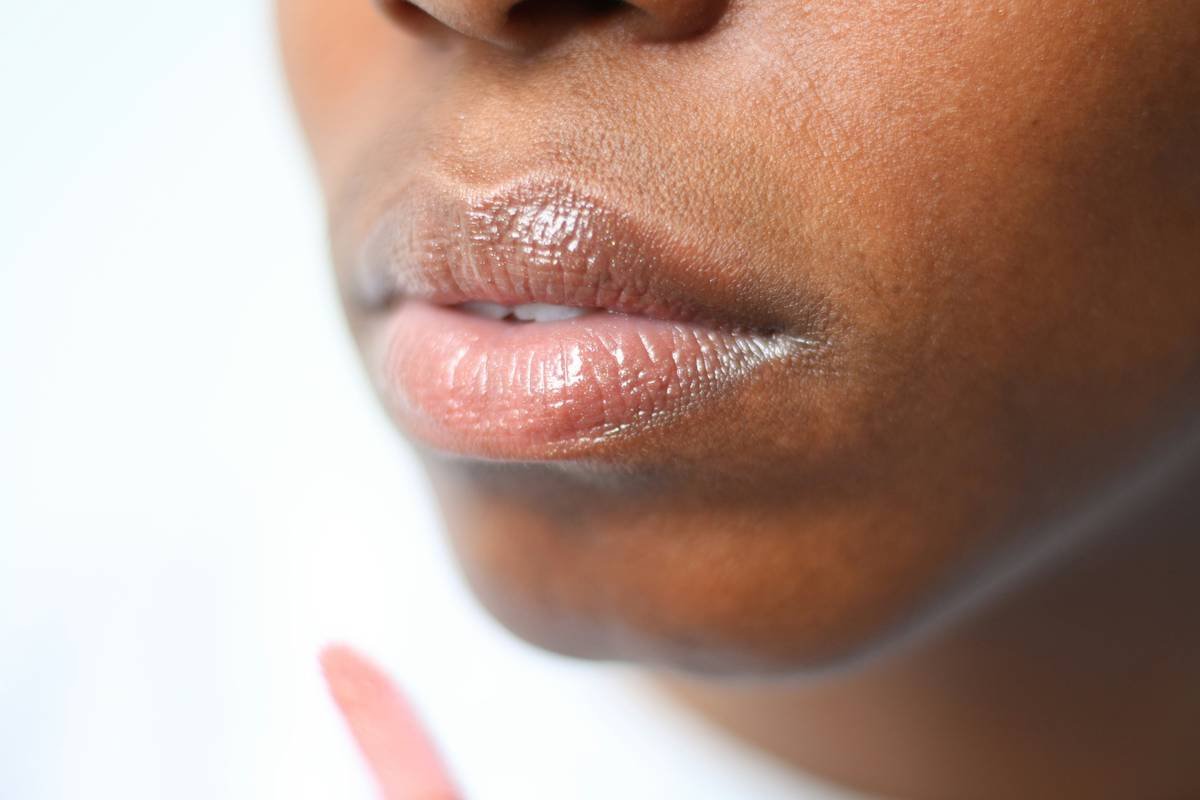 Infographic showing top 5 irritants in lipsticks vs. safe alternatives for sensitive skin