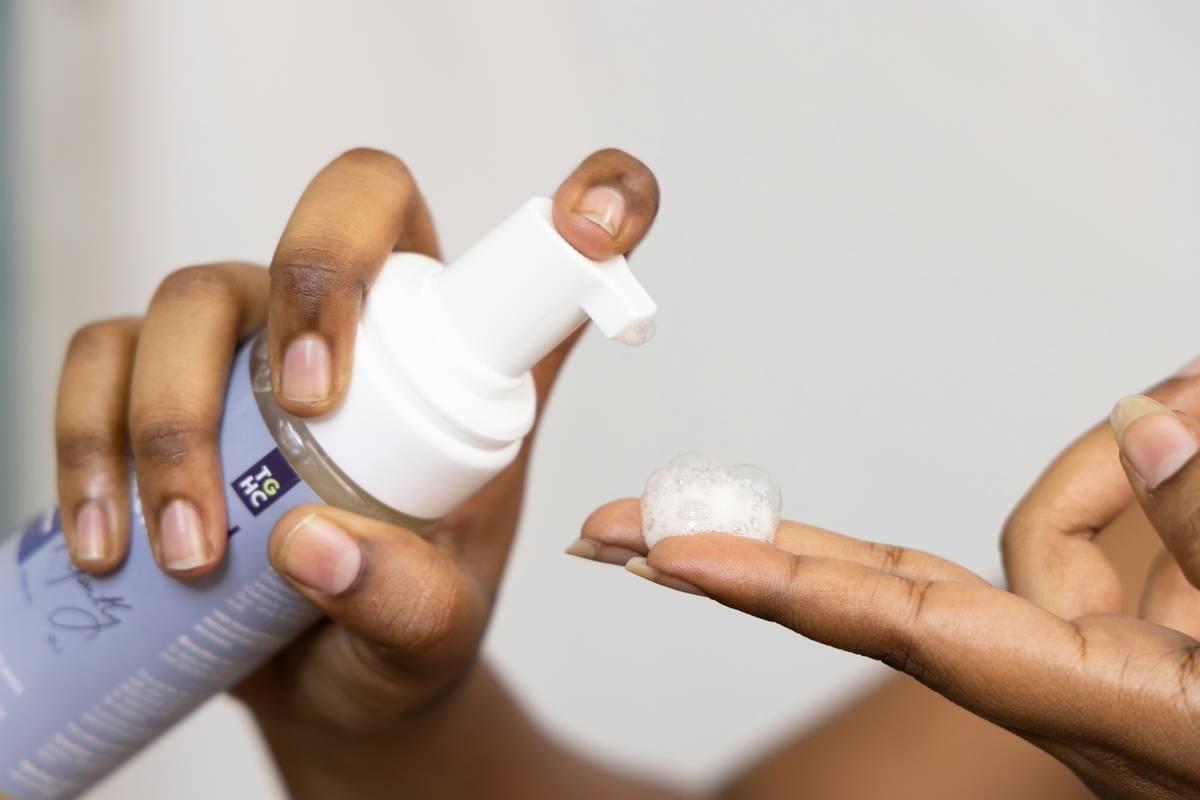 Infographic showing top 5 irritants in makeup vs. safe alternatives for sensitive skin