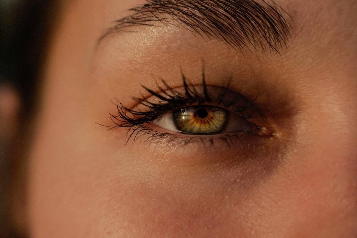 Infographic showing top 5 irritants in regular mascara vs. safe alternatives in hypoallergenic formulas