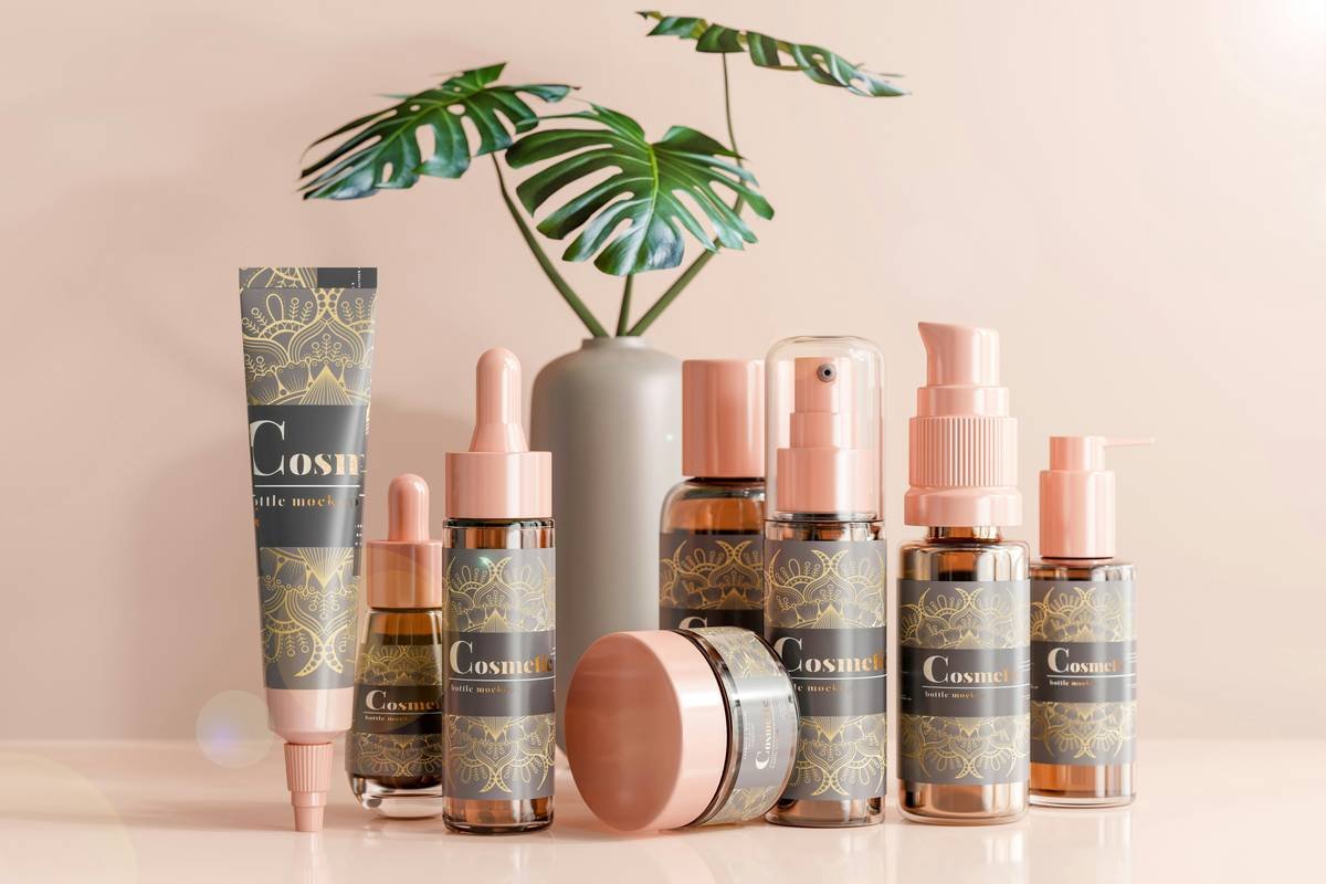Infographic showing top 5 makeup ingredients that cause irritation: fragrance, alcohol denat, sulfates, essential oils, and parabens
