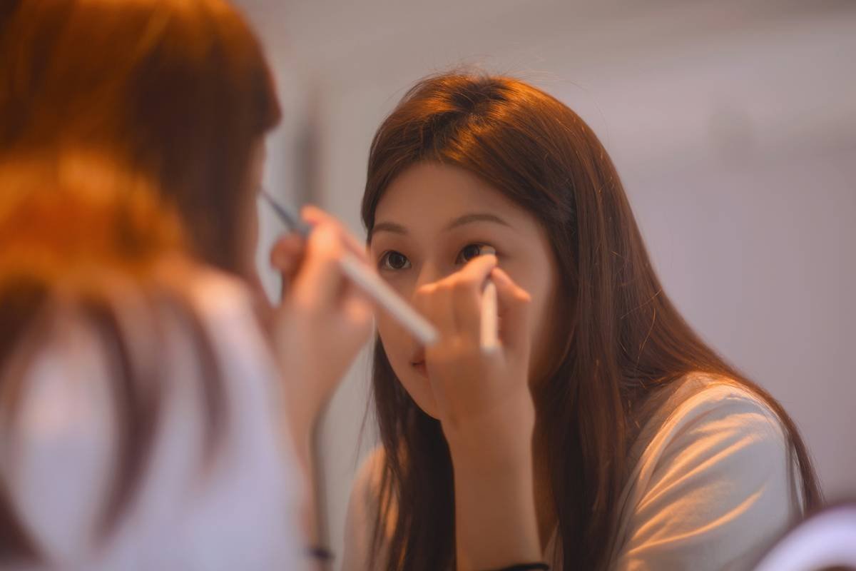 Safe Eye Shadow for Sensitive Skin: Your No-Sting, No-Redness Guide to Flawless Lids
