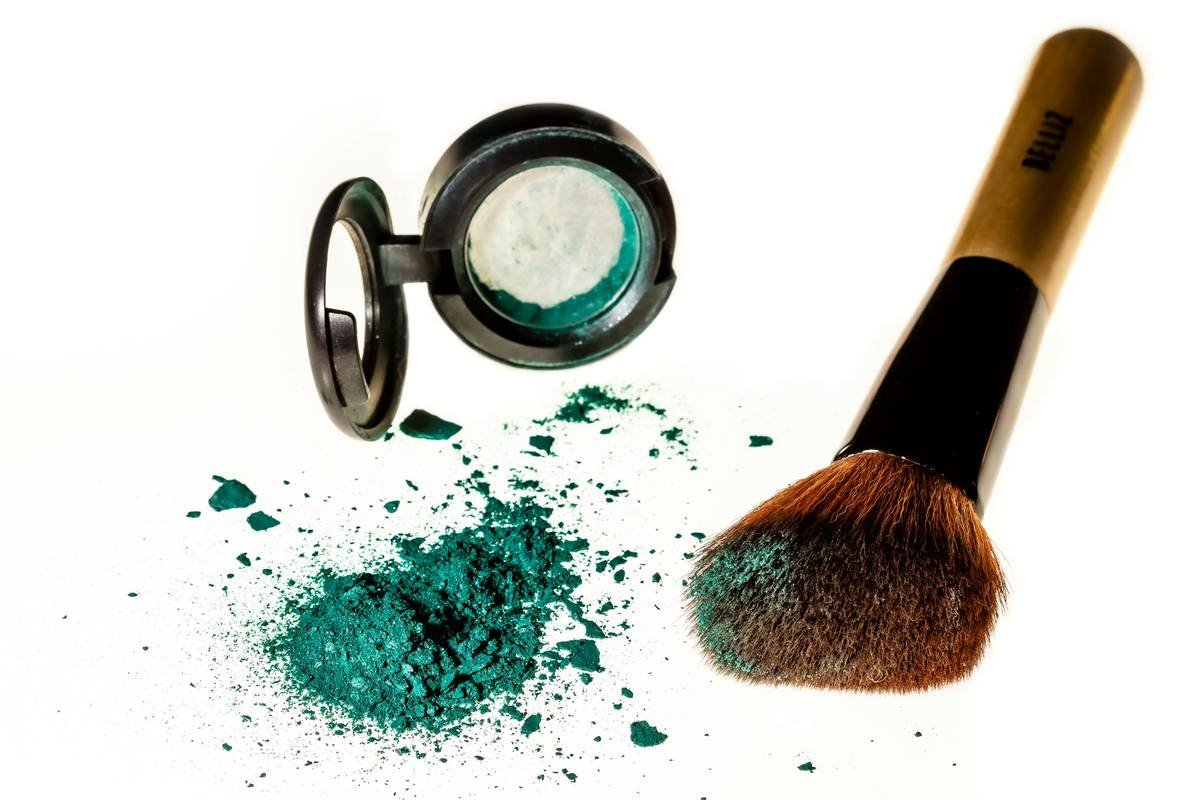 black and brown makeup brush