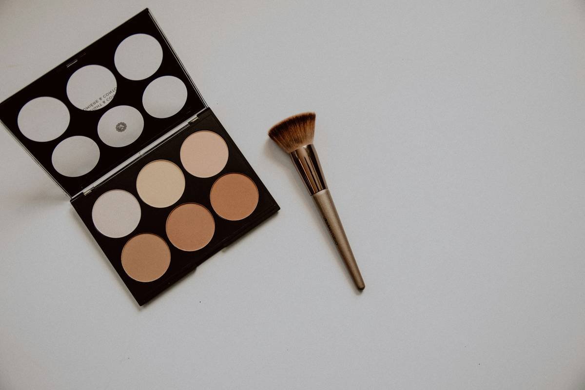 Contour and Highlight makeup powder palette