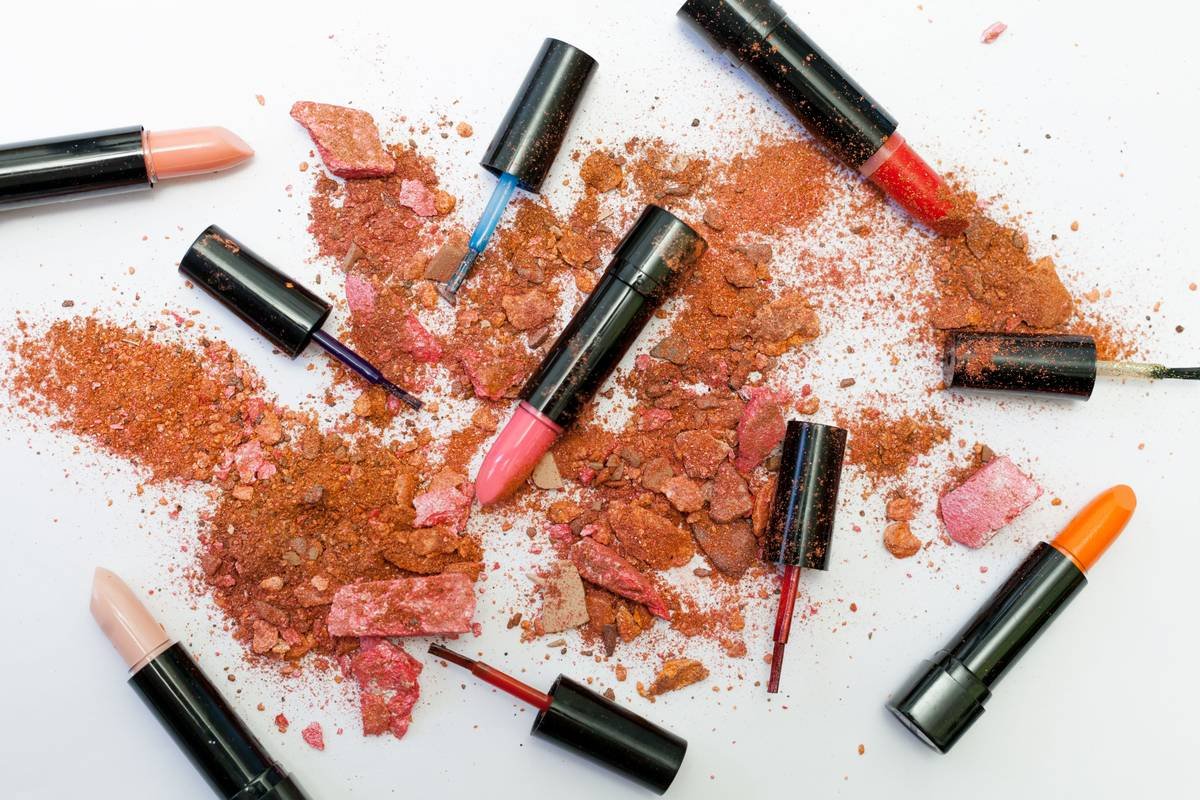 Infographic comparing oil free makeup labels vs. actual sensitive skin requirements including non-comedogenic, fragrance-free, hypoallergenic markers