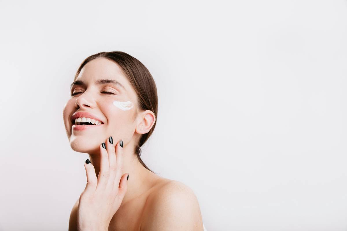 Infographic showing common irritants in makeup: fragrance, alcohol denat, parabens, essential oils, and physical exfoliants—with icons and red warning symbols