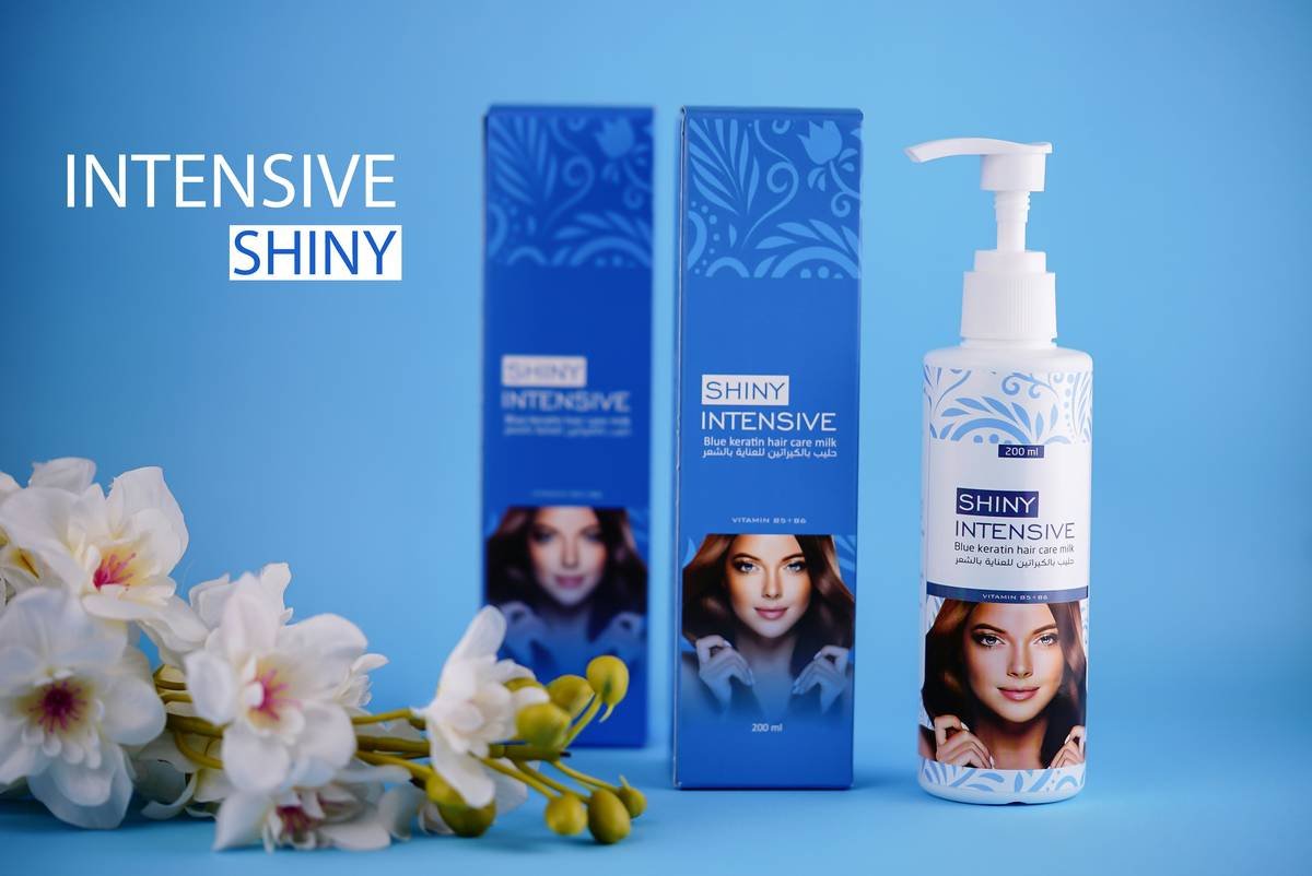 Intensive shiny hair product with floral accents