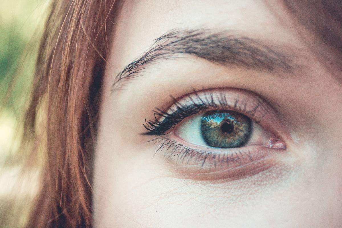 Eye Makeup for Sensitive Skin: How to Look Flawless Without the Burn