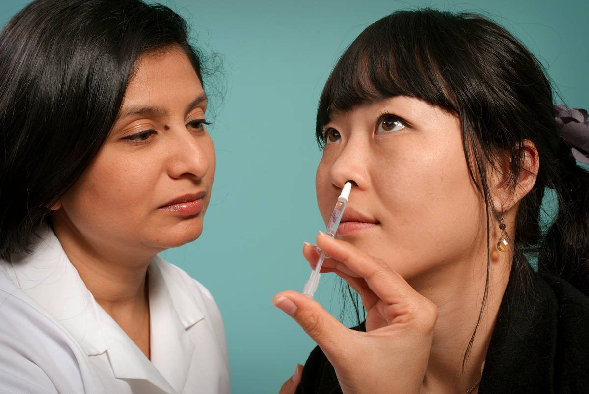 Infographic showing top 5 irritants in eye makeup: fragrance, parabens, formaldehyde donors, synthetic dyes, and alcohol