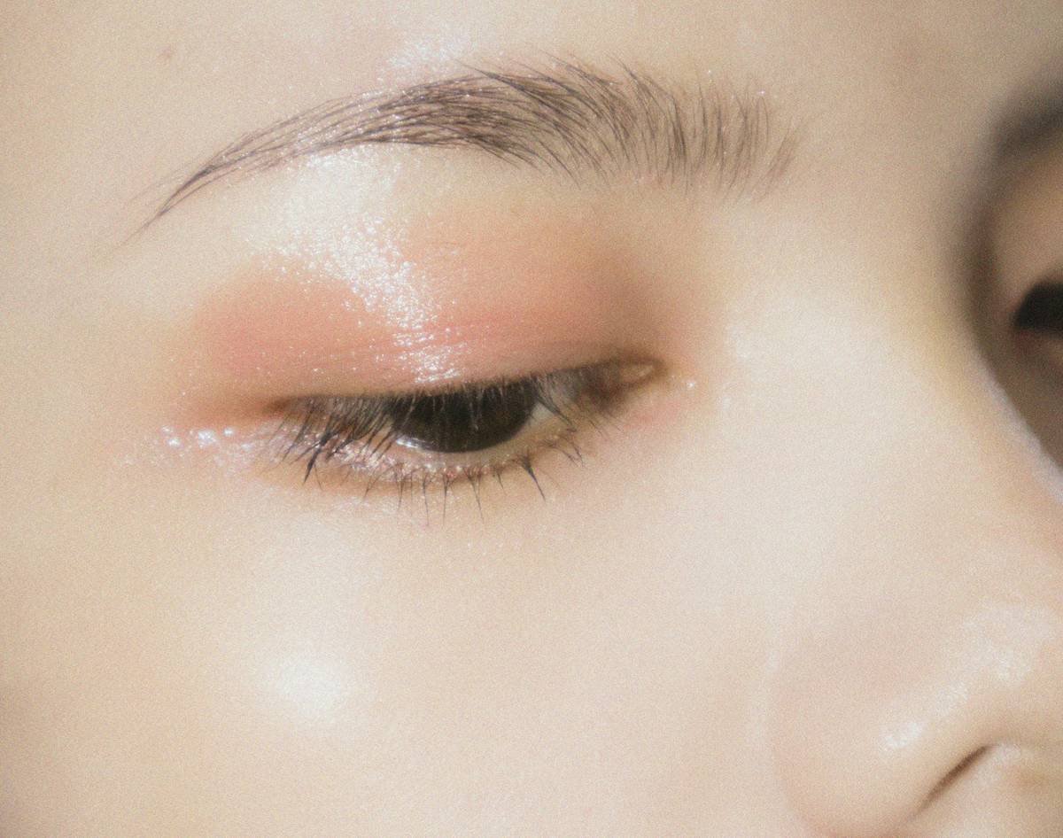 Close-up of irritation free sensitive skin makeup that shows even coverage on reactive skin without redness