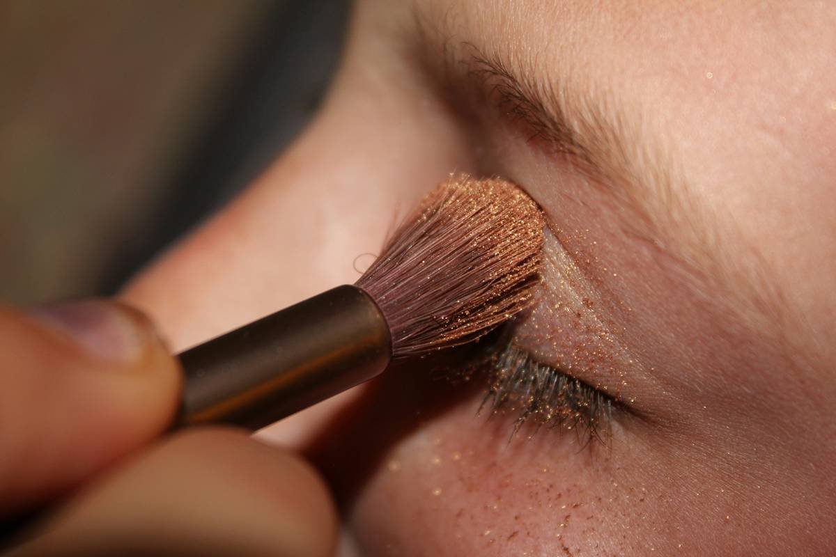 Makeup for Sensitive Eyes: 7 Proven Tips to Avoid Painful Mistakes